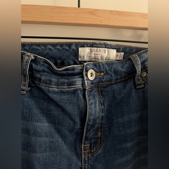 Torrid New Skinny Jeans Size 16 Medium Wash Stretch Denim Ankle Jeans - Picture 2 of 5
